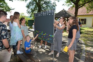Bei diesem Stand mussten auf Zetteln stehende Charakteristika den zehn Teamern zugeordnet werden.