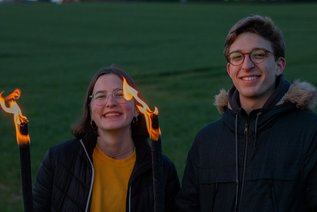 2 Jugendliche mit Fackeln