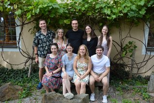 Die Leiterinnen und Leiter der diesjährigen „Plasto Fantasto“. Ein Teammitglied musste vorzeitig abreisen, so dass hier nur neun Personen zu sehen sind.